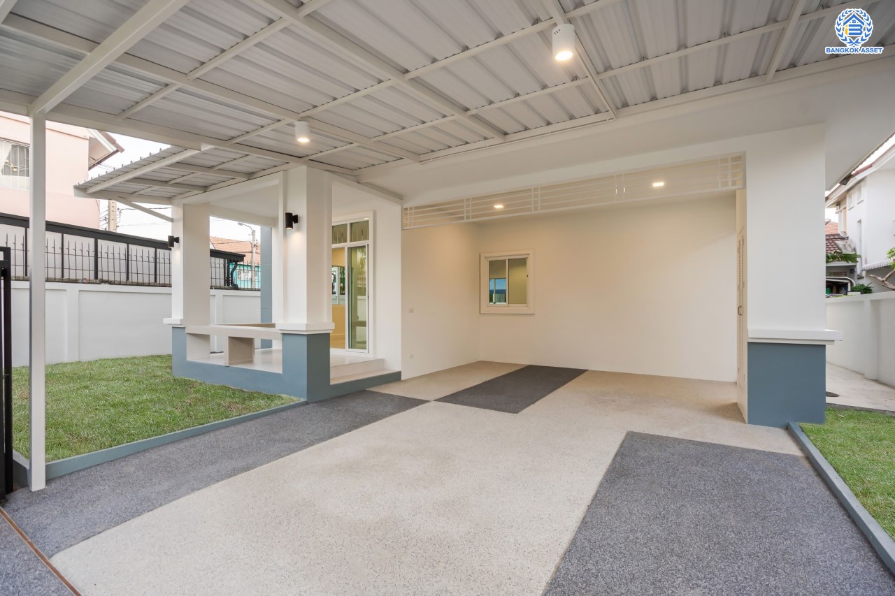 บ้านมือสองตกแต่งใหม่ ม.สิริกานต์3 บางใหญ่-กาญจนาฯ หลังมุม เนื้อที่ 56.8 ตร.ว. ฟังก์ชัน 3 นอน 3 น้ำ จอดรถได้ 2 คัน พื้นที่ใช้สอยกว้างขวาง พร้อมเดินทางสะดวกสบาย ใกล้รถไฟฟ้า "สถานีคลองบางไผ่" และจุดขึ้นทางด่วน "ศรีรัช"